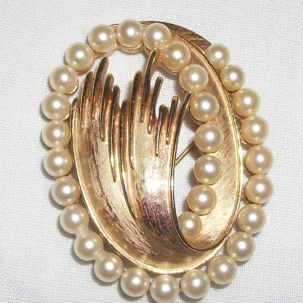 Vintage Trifari  Brooch Gold With Faux Pearls